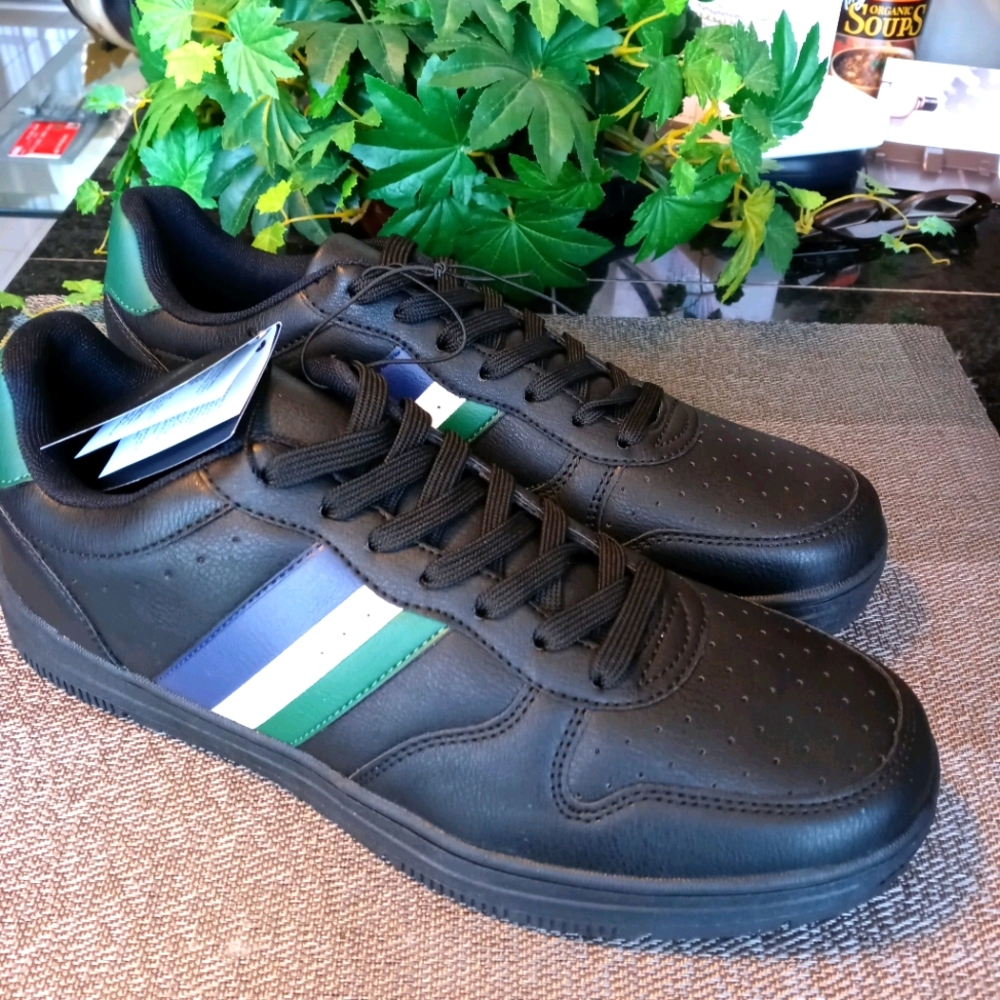 Mens Black Sneaker shoes, NEW w tags, sz. 10